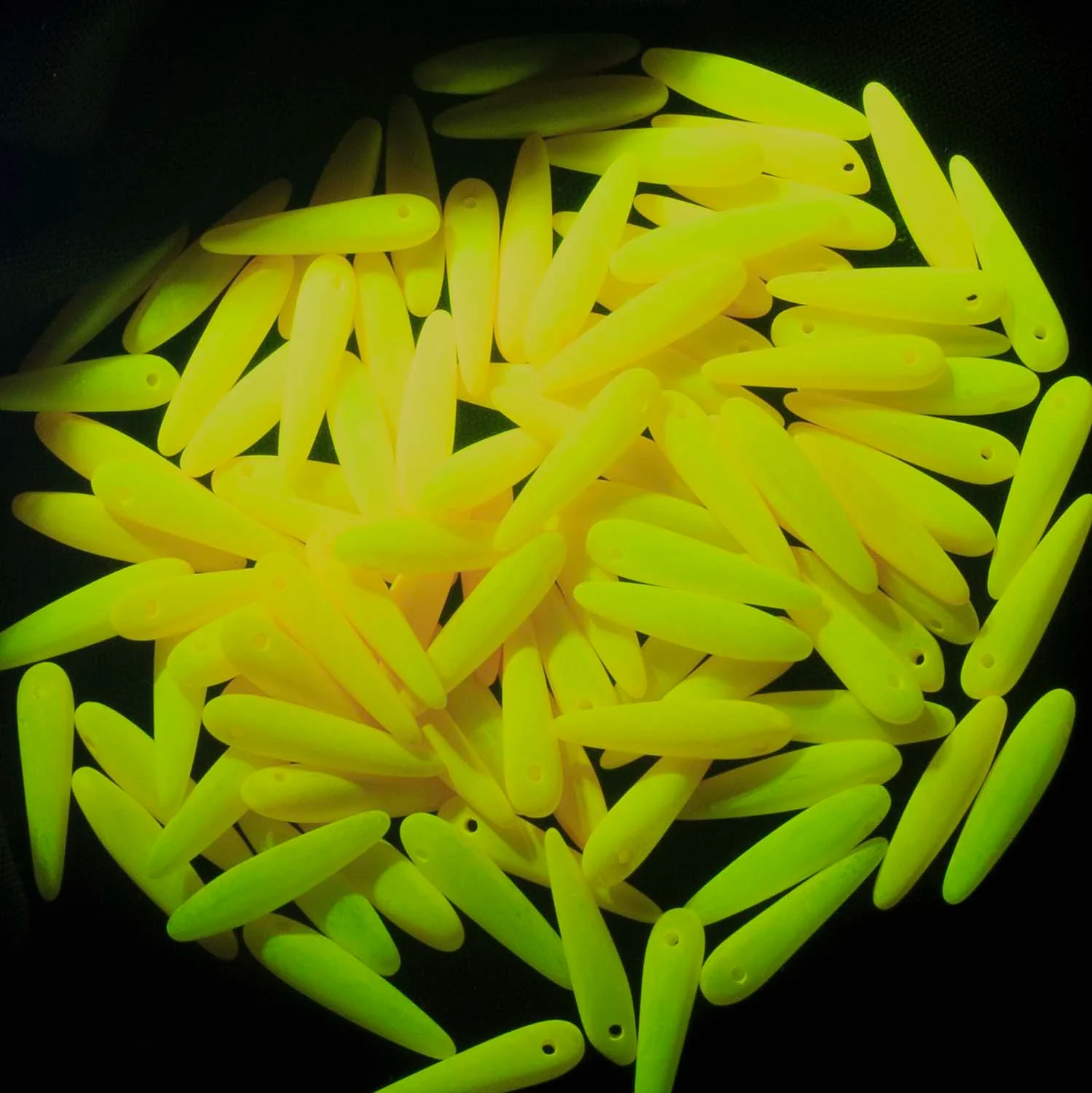 91DP622-M: Preciosa Ornela 5x16mm White Alabaster Yellow Silk Matte Thorn Beads - Image 2